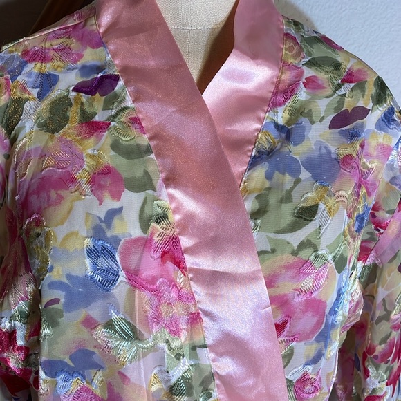 Robe - Picture 2 of 9